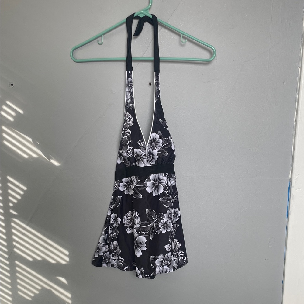 Women’s Medium Two Piece Floral halter Tankini And Skirt Swim Set